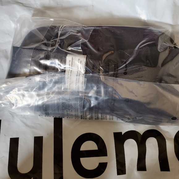 🆕️ LULULEMON BELT BAG BLACK WITH GOLD LOGO 🖤💛 - Picture 8 of 8